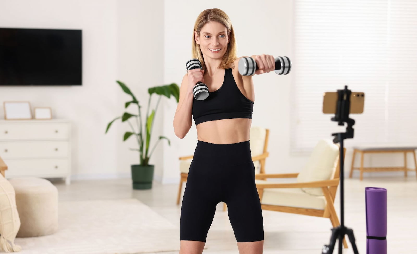 A woman streaming her work out