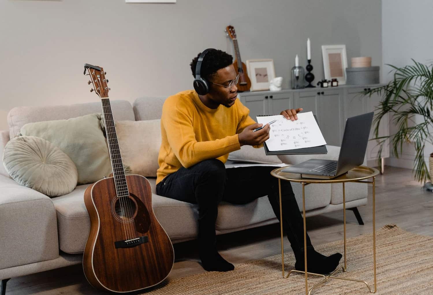 A man tutoring online